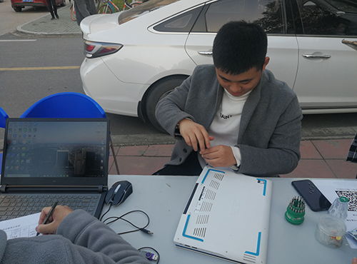 計(jì)算機(jī)信息技術(shù)學(xué)院開展黨員服務(wù)活動(dòng) 助力信息化建設(shè)